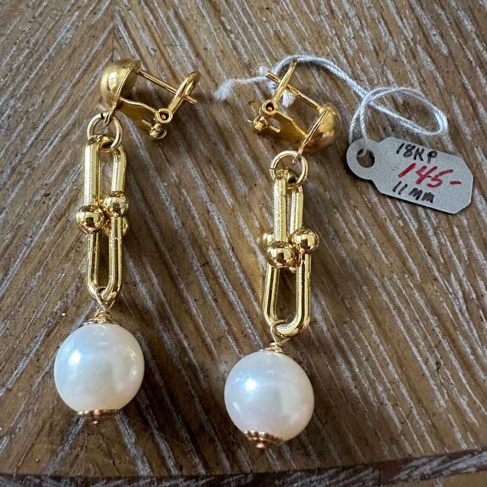 NWT Elegant 18kt Gold and Pearl Drop Earrings